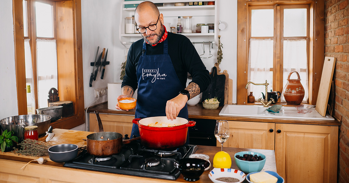 Aki szóval tartja  a szakácsokat