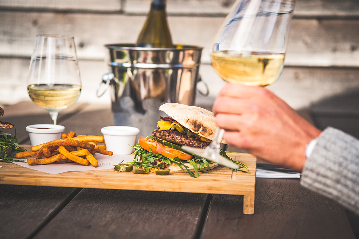 De Gustibus - Gyors párosítások: Mit igyunk a legnépszerűbb komfort- és gyorsételek mellé?